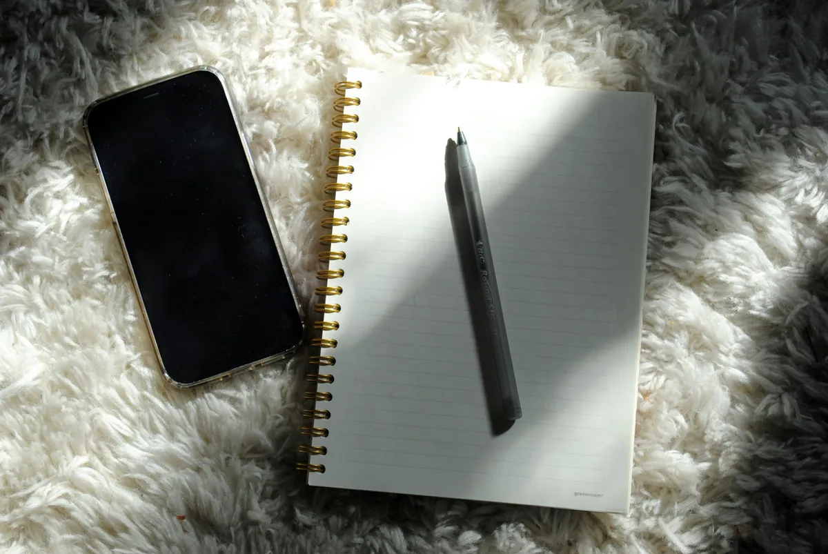 Paper vs. App Journaling: Finding the Right Tool for Your Reflection